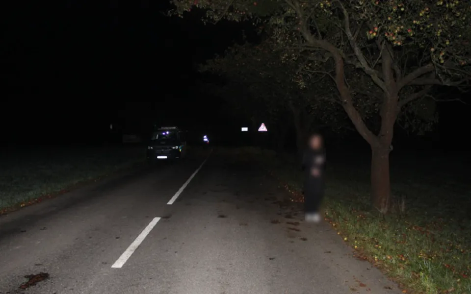Červené auto srazilo u Tiché chodkyni. Policie hledá řidiče, který z místa ujel. Foto: Se svolením Policie ČR