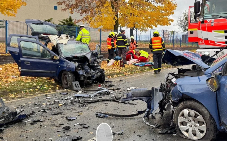 Tři zranění při vážné nehodě na Bruntálsku. Na místo letěl i vrtulník