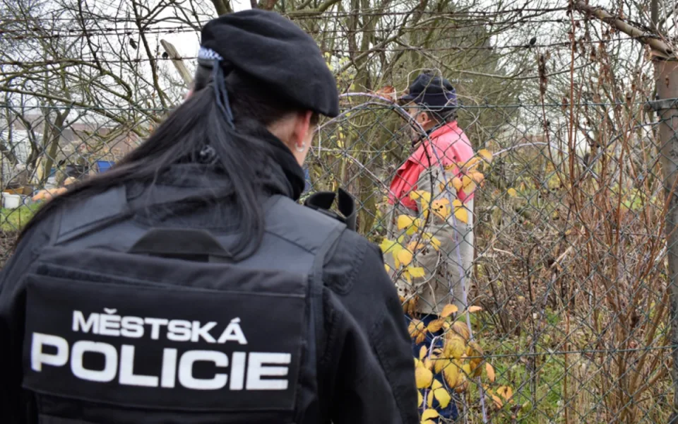 Strážníci vyrážejí do chatových oblastí na koních i se psy. Chtějí zabránit vloupáním