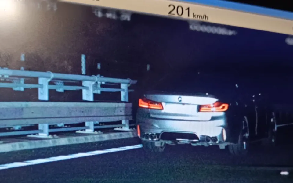 Mladý řidič se prohnal po D1 rychlostí 201 km/h, policisté mu na místě zabavili řidičák