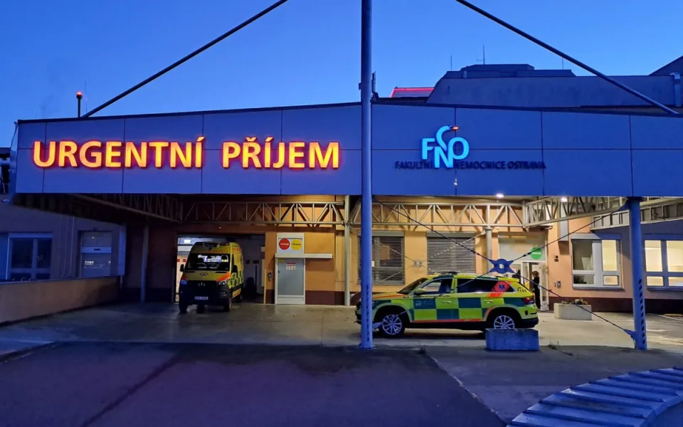 Muž spadl z výšky deseti metrů, záchranáři ho resuscitovali při příjezdu na urgent