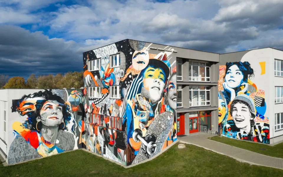Umělec Khoma opět kouzlil. Nový mural proměnil fasádu školy v umělecké dílo