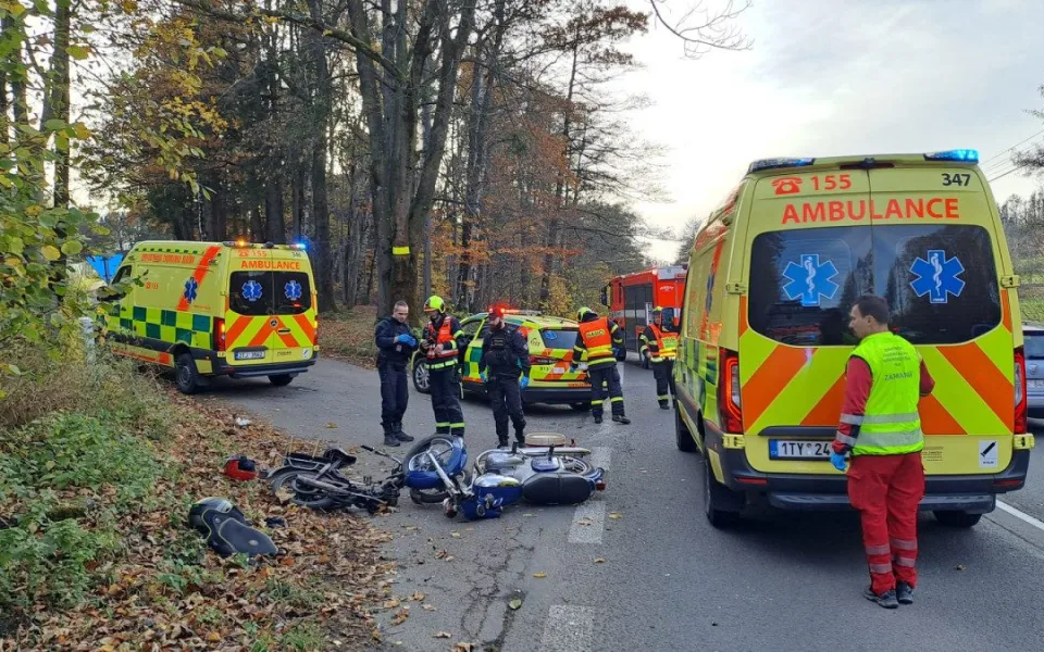 V Čeladné se srazili motorkáři. Seniora přepravil vrtulník do ostravské nemocnice