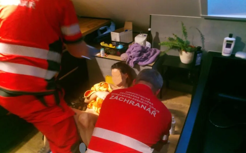 Záchranáři ve Starém Jičíně pomohli při domácím porodu. Na svět přišla zdravá holčička