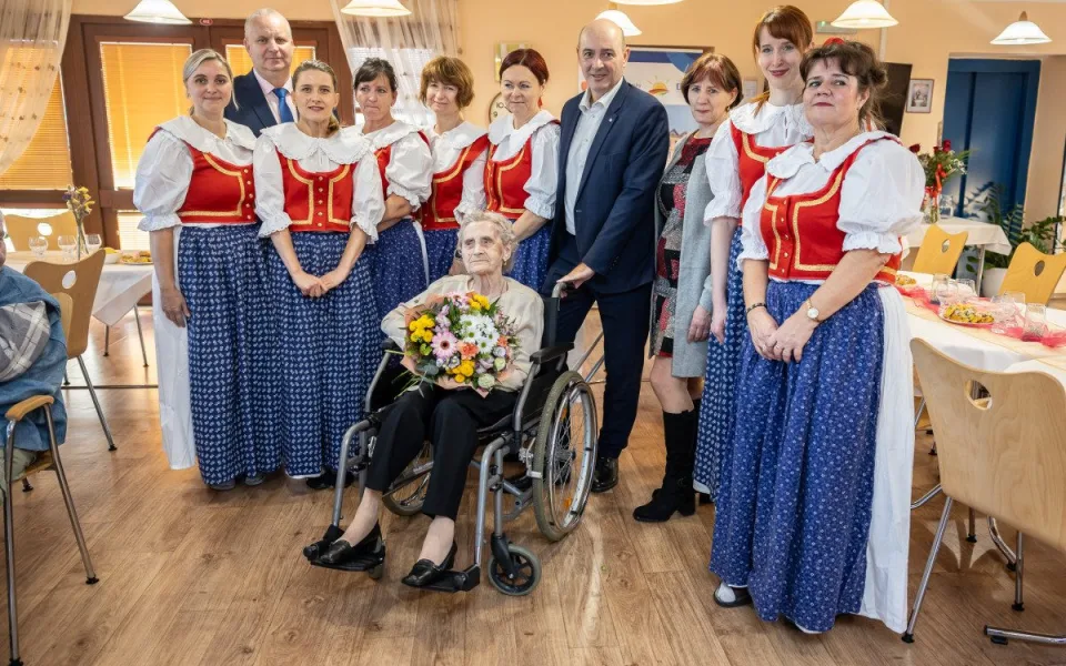 Nádherné životní jubileum. Seniorka Jarmila Bartošová oslavila sté narozeniny. Foto: Se svolením Moravskoslezského kraje