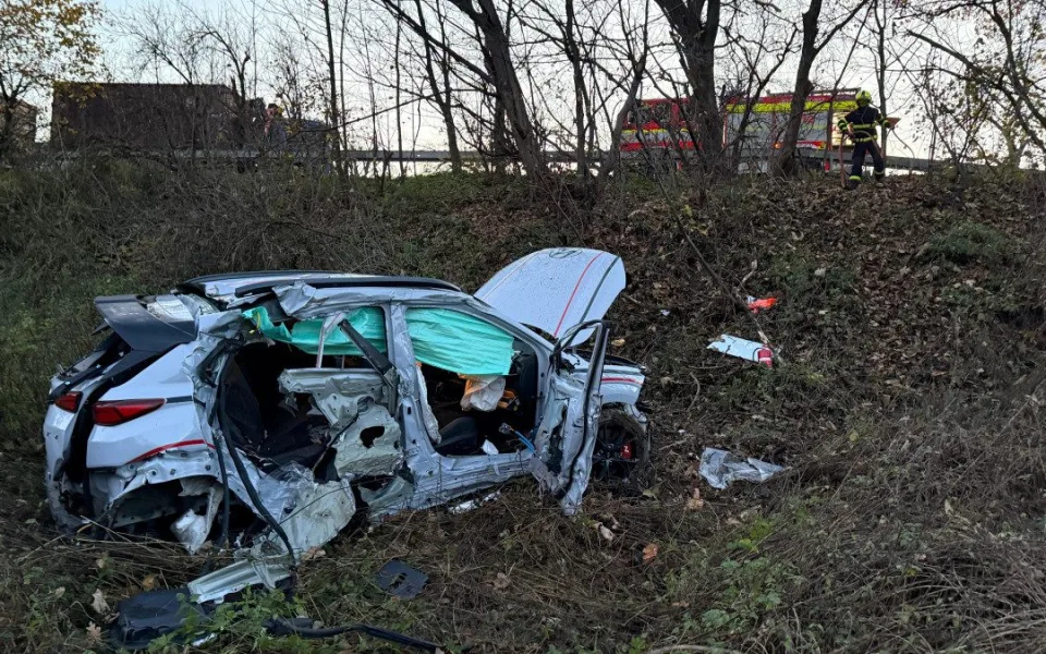 VIDEO: Auto u Vlčovic skončilo mimo silnici, pomoc zraněnému řidiči zavolalo samo. Foto: Se svolením HZS Moravskoslezského kraje