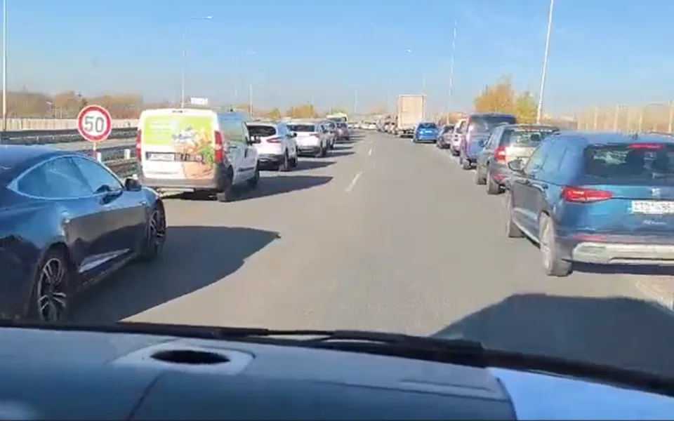 VIDEO: Řidiči v Ostravě mají vzorné chování. Vytvořili ukázkovou záchranářskou uličku