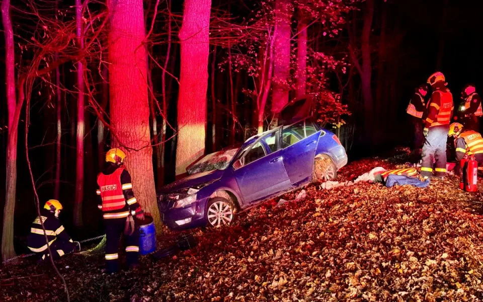 Noční zásah na Opavsku: auto narazilo do stromu, hasiči vyprošťovali zaklíněnou ženu