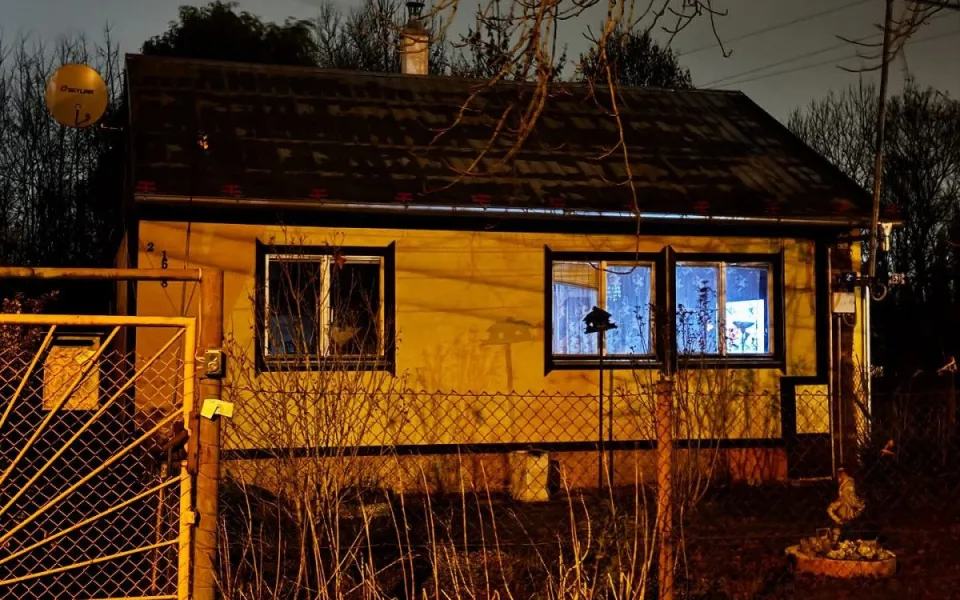 Příznivci osady Bedřiška protestují proti demolici domů, vylezli na jeden z nich