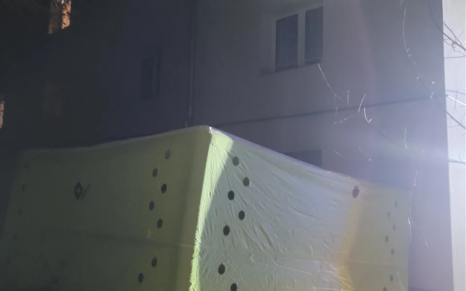 Zoufalý křik o pomoc z hořícího bytu. Muž se zachránil skokem do matrace