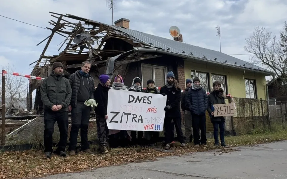 Podporovatelé kolonie Bedřiška znovu obsadili střechu domu určeného k demolici