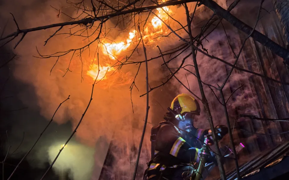 VIDEO: Požár ve Frýdlantu nad Ostravicí. Hasiči zachránili rodinu z domu plného kouře