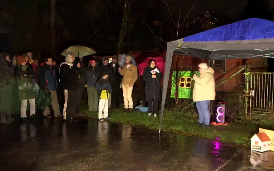 Aktivisté v ostravské Bedřišce pokračují v protestech, i v dešti jsou na střeše
