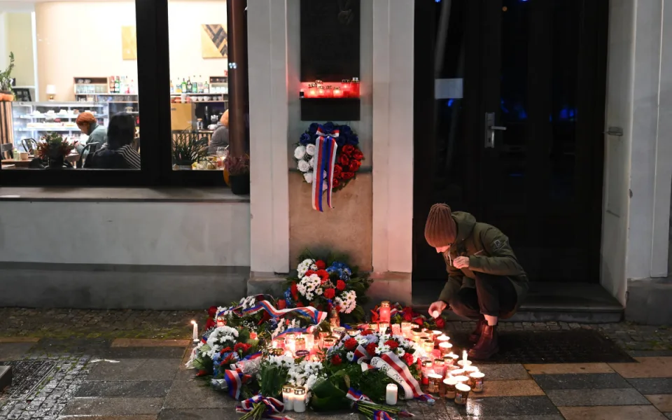 17. listopad v Ostravě provázel chlad a déšť. Přišly stovky lidí