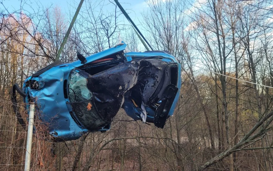 FOTO: Mladý řidič ráno havaroval, se svým mini skončil mimo silnici na střeše