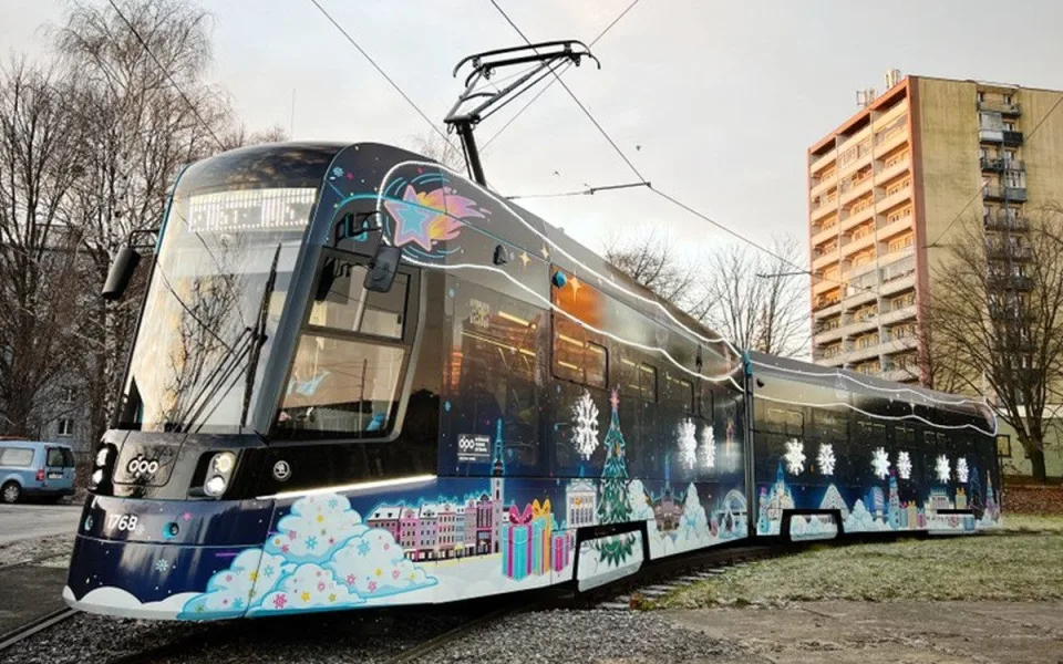 Ostravská vánoční tramvaj vyjela do ulic, hraje koledy a bude vozit i policii. Foto: Se svolením Dopravního podniku Ostrava