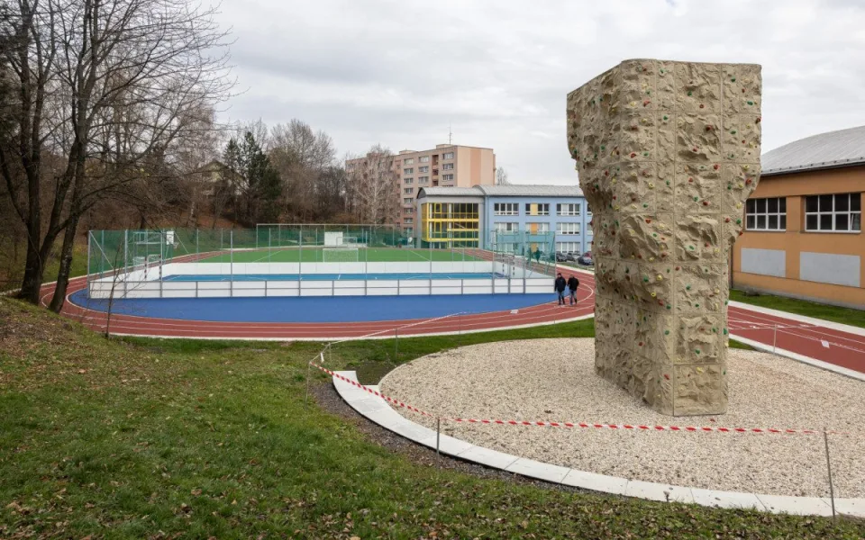 U gymnázia ve Frýdku-Místku je nové sportoviště. Bude pro studenty i veřejnost. Foto: Se svolením Moravskoslezského kraje