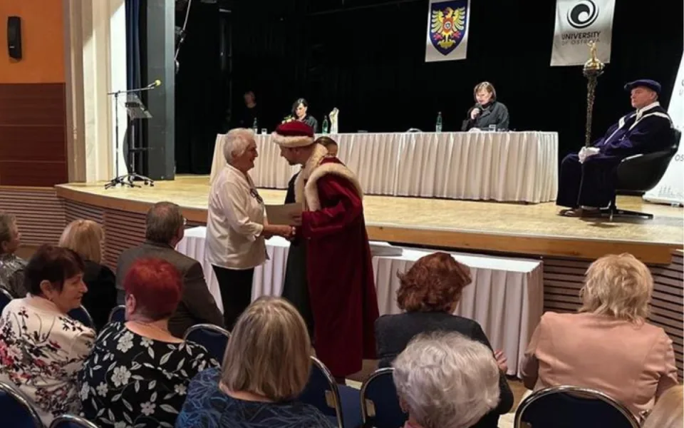 Věk není překážkou. Více než 150 seniorů promovalo v Třinci na Univerzitě třetího věku