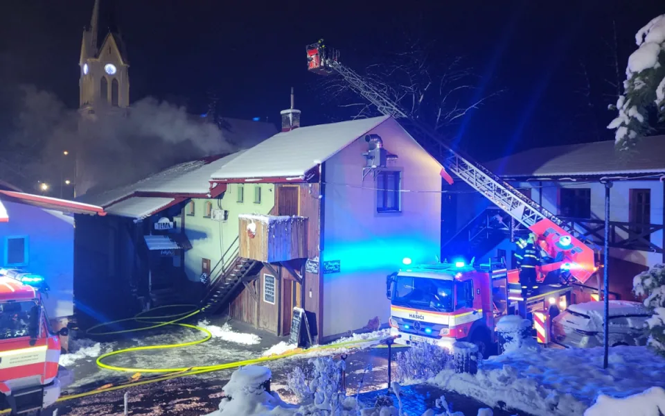 V Třinci ráno hořel penzion s restaurací, hasiči uchránili majetek za 5 milionů korun