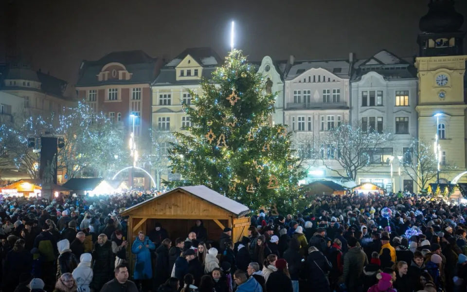 I v Ostravě zahájili advent. Na náměstí se roztočilo kolo, otevřelo se kluziště