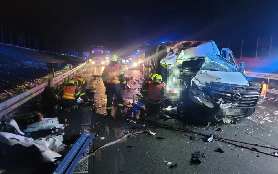 Vážná nehoda na D48: dodávka narazila do kamionu, dva muži jsou v kritickém stavu