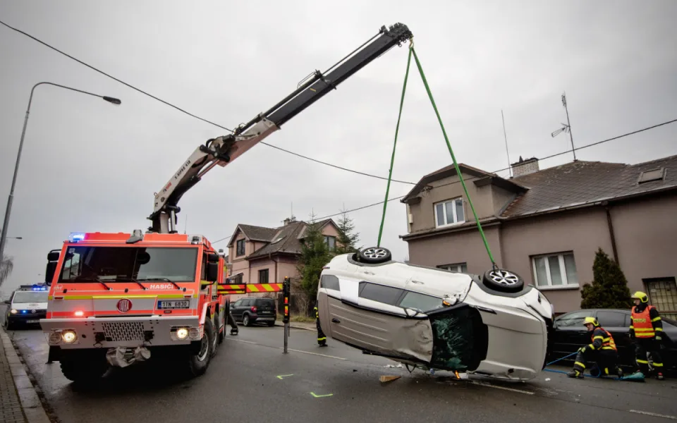 Při nehodě v Radvanicích skončil osobní vůz na střeše.