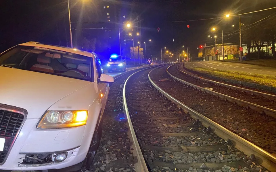 V Ostravě vjelo bílé audi do tramvajového kolejiště. Policie hledá svědky. Foto: Se svolením Policie ČR