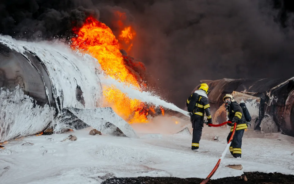 Hasič Petr Andráško dobývá Czech Press Photo. Boduje s fotkami z havárie vlaku s benzenem