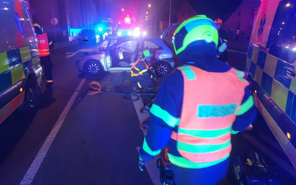 Pět lidí se v Ostravě zranilo při srážce policejního vozu s osobním autem