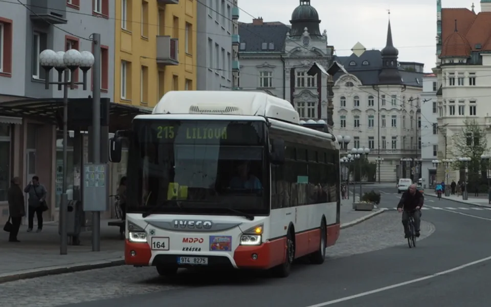 Opava zlevňuje cestování seniorům. Lidé nad 65 let budou jezdit MHD zdarma