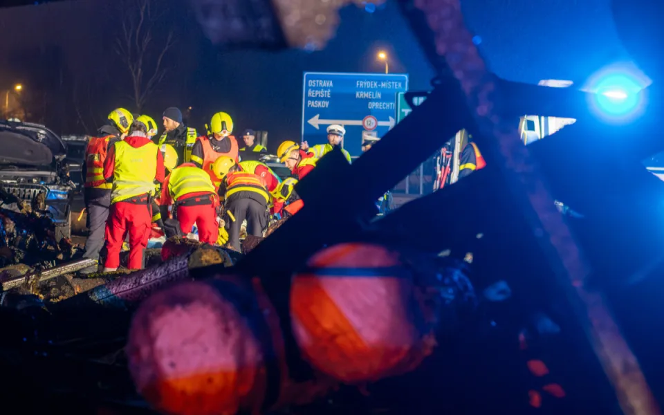 V nemocnici zemřel zraněný muž z dnešní vážné nehody na D56 u Paskova