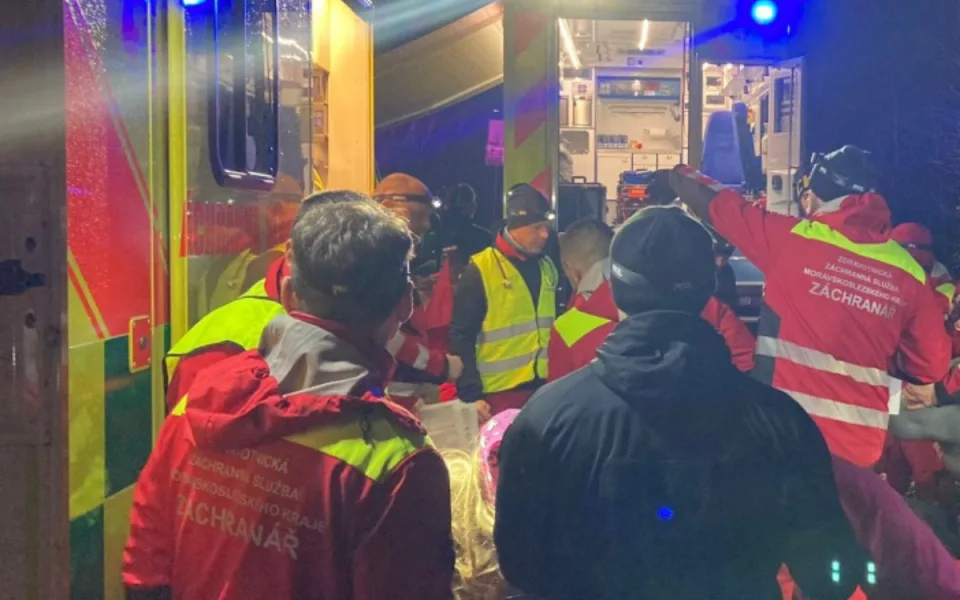Záchranáři bojovali o život muže při požáru v Třinci. Resuscitace trvala 25 minut
