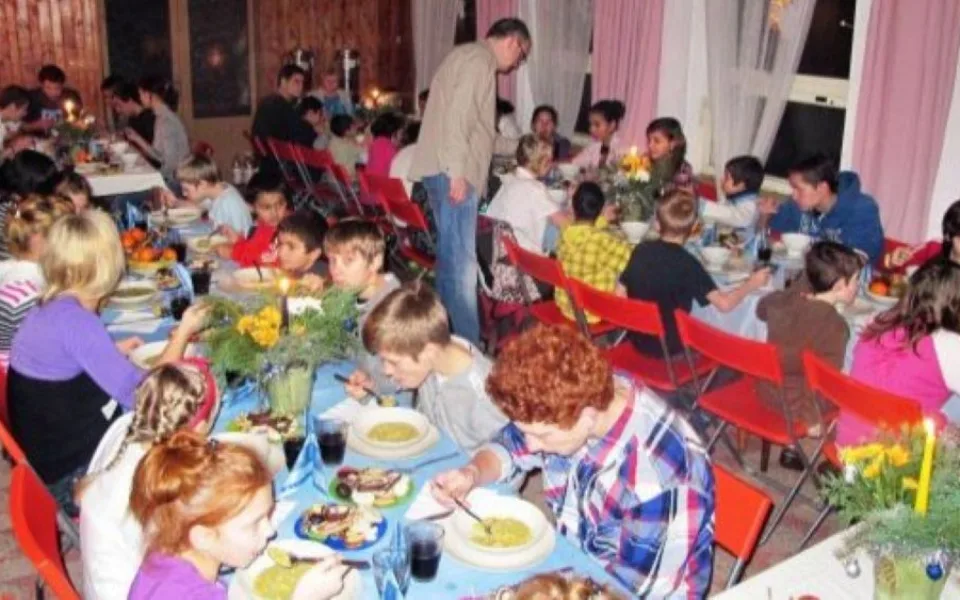 Děti z dětských domovů mají na Opavsku Vánoce plné zážitků, jako jsou výlety i pečení cukroví