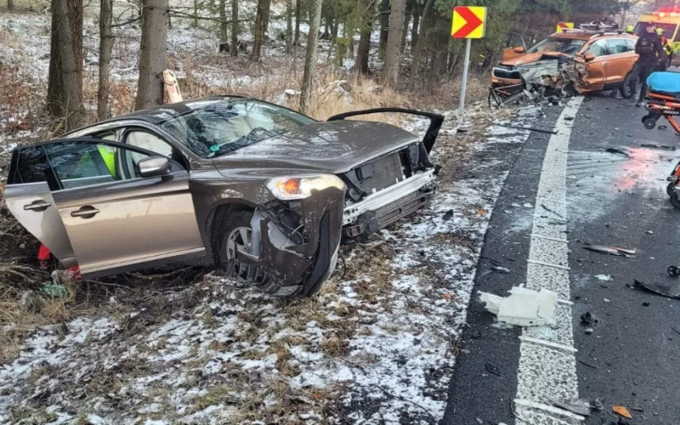 Při čelním srážce dvou osobních vozidel u Rýmařova se zranilo osm lidí