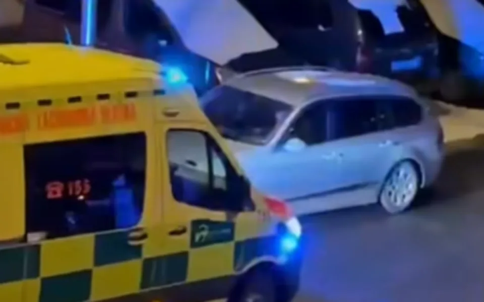 Řidič, který zatarasil na Nový rok cestu sanitce, se sám přihlásil policii