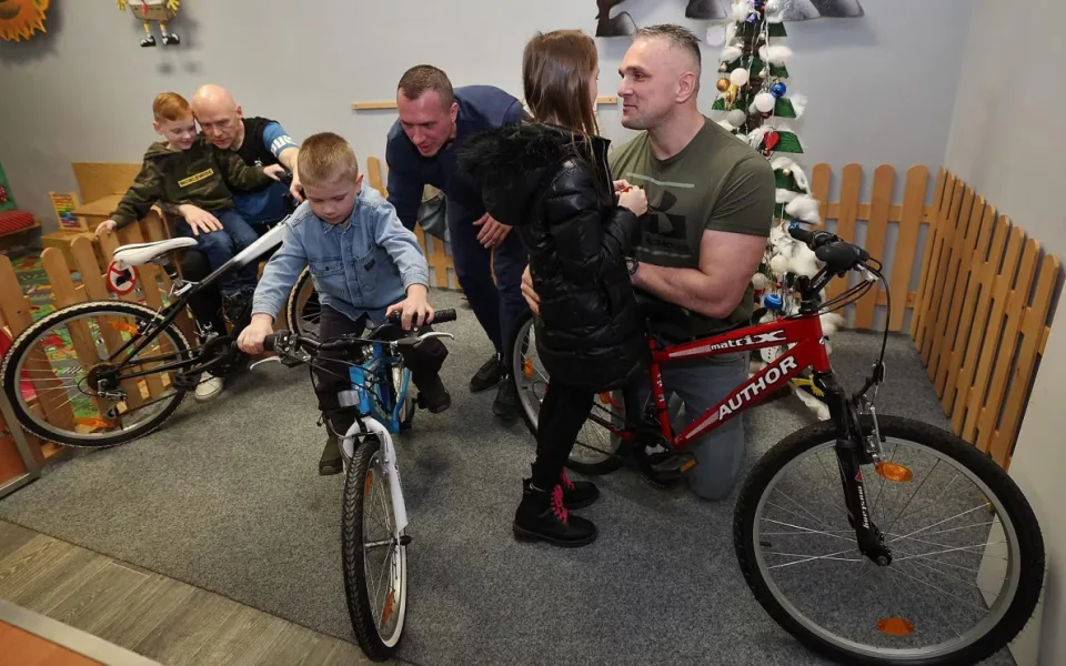 Trestanci z Heřmanic vlastnoručně opravovali kola pro své potomky