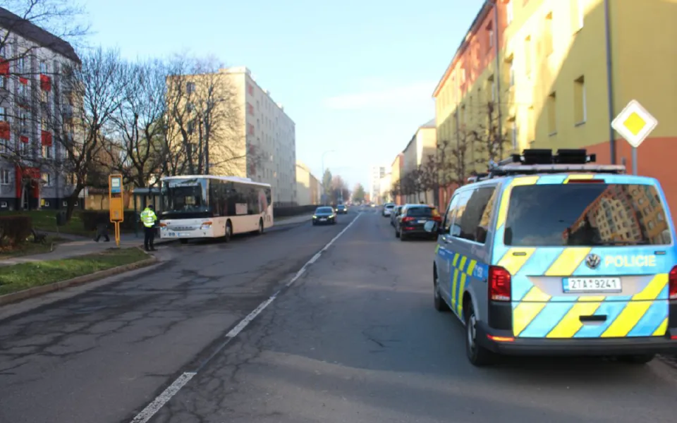 Zraněním cestující skončila jízda linkového autobusu v Kopřivnici.