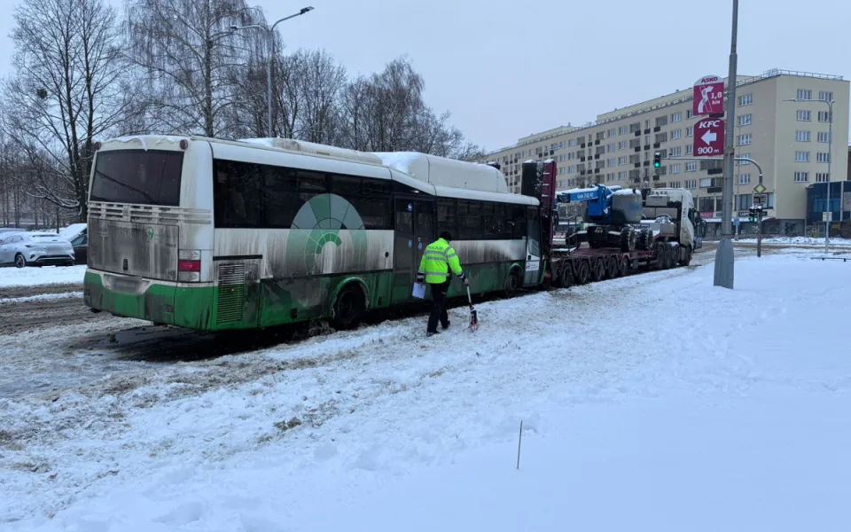Střet autobusu s nákladním vozem v Havířově. Čtyři děti skončily v péči zdravotníků.