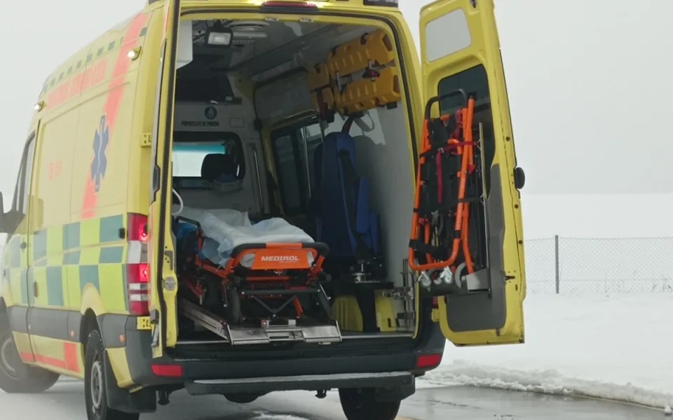 Záchranáři měli kvůli počasí napilno. Vyjížděli k nehodám, pádům i zraněním na svazích.