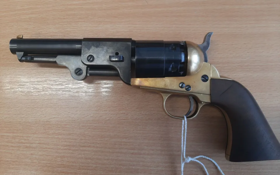 Perkusní revolver, jednoranová puška. V Moravskoslezském kraji začala zbraňové amnestie