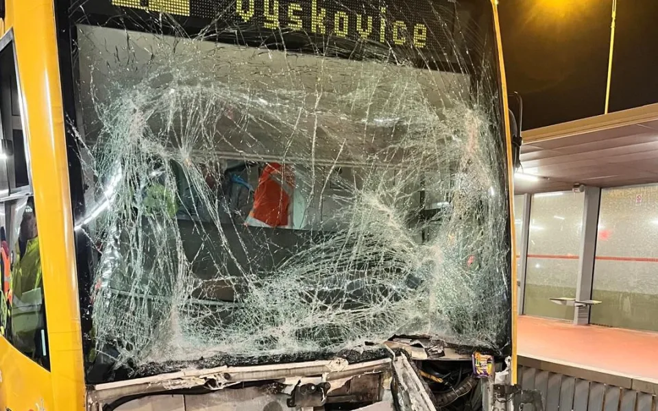 V Ostravě se srazily tramvaje, řidičku museli vyprostit hasiči. Zraněný je i jeden cestující