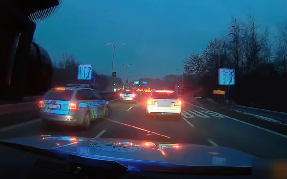 VIDEO: Policie dopadla kradené auto během pár minut, řidič odmítl test na alkohol i drogy