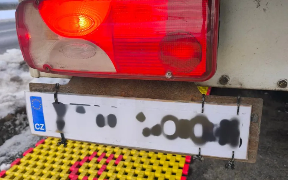 Řidič si na auto přidělal registrační značku z papírového kartonu, dostal pokutu.