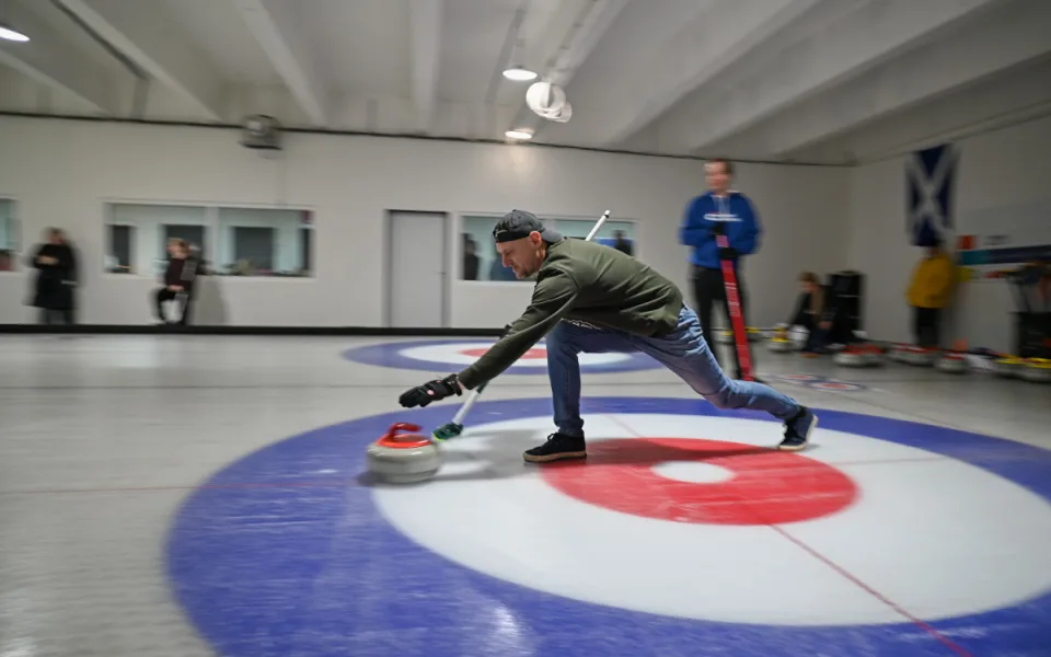 Curling v Ostravě neobyčejně táhne. Meťte! Meťte! Meťte!