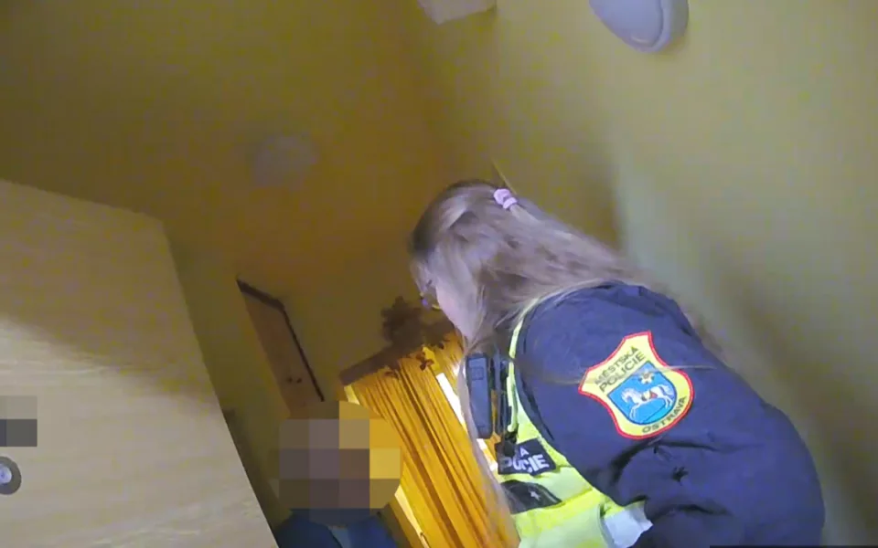 Městská policie okamžitě vyjížděla k bytu seniorky v ohrožení