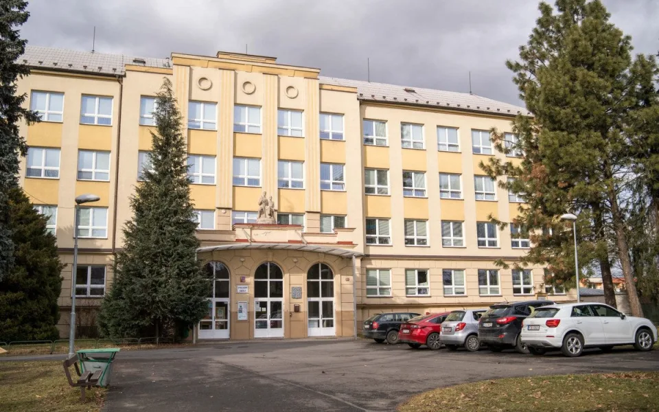 Automat s kratomem stál hned u základní školy, město ho nechalo odstranit