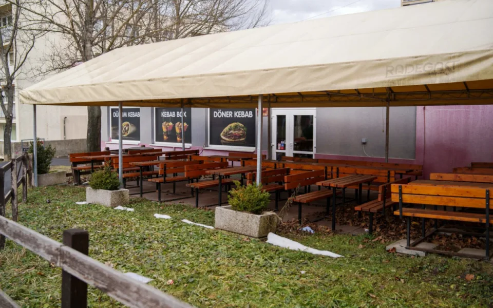 Občerstvení poblíž 5. ZŠ, u kterého se automat nacházel