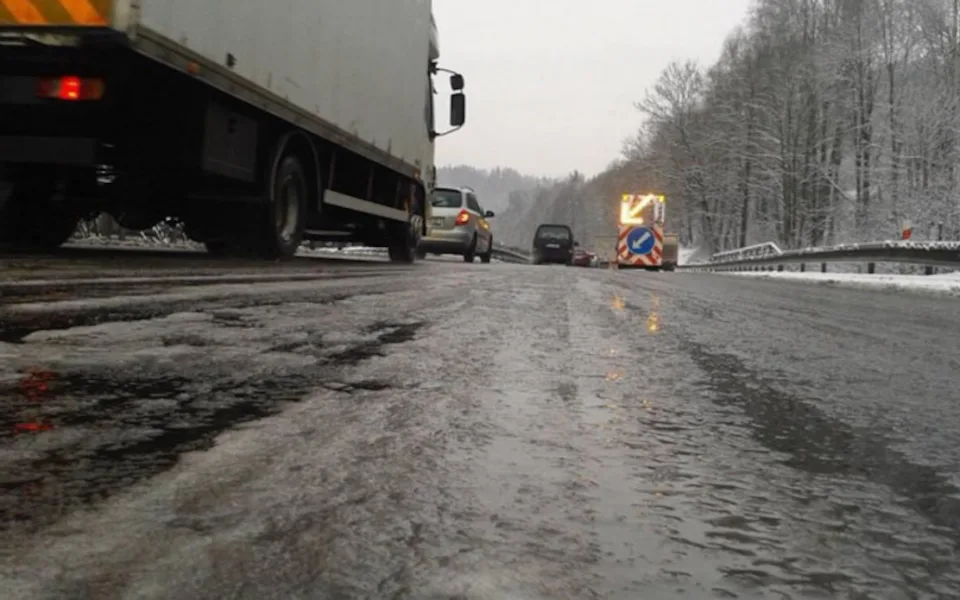 Na moravskoslezských cestách mohou být sněhové jazyky i ledovka, varují silničáři