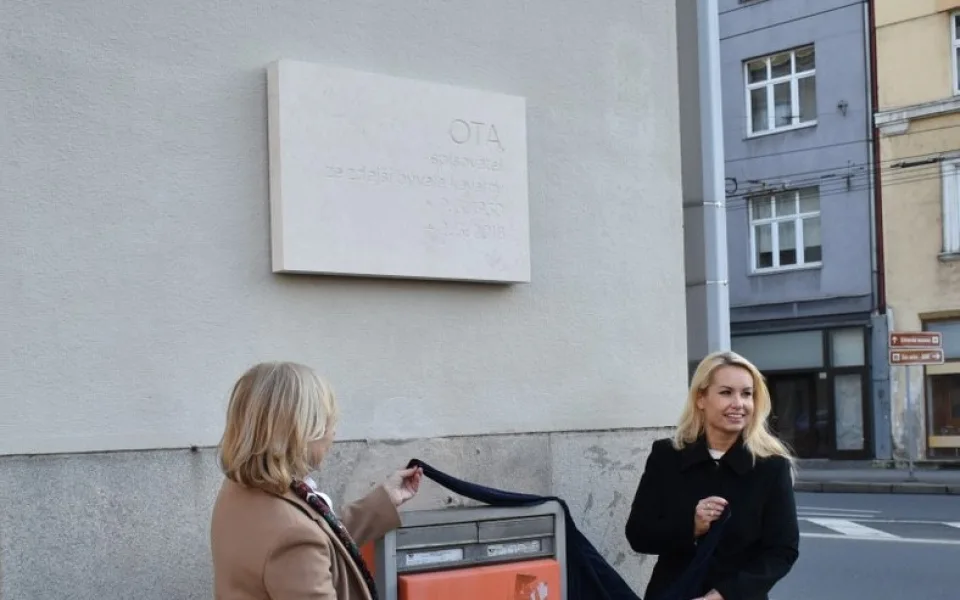 Ostrava uctila památku Oty Filipa. Na Nové radnici má novou pamětní desku.