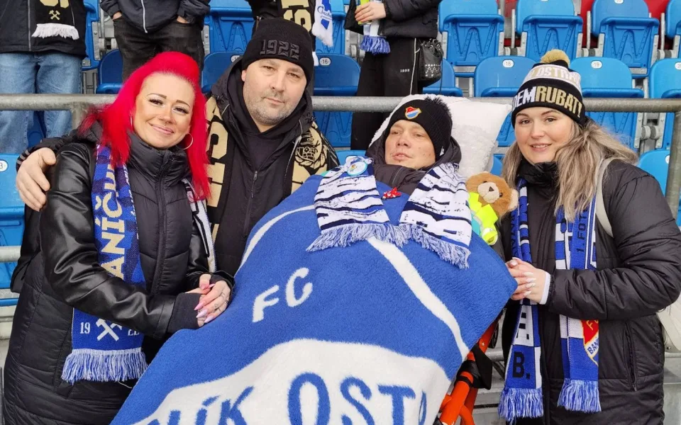 Vítkovičtí fotbalisté smutní. Zemřel mladý trenér Jan Mika Válek. Foto: Poskytla Sanitka přání